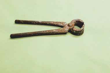 Bir çift paslı meme ucu.