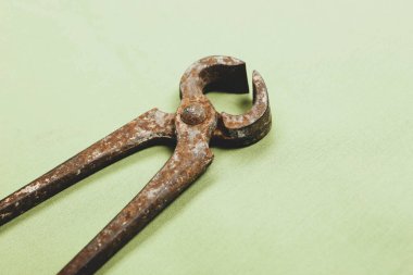 Bir çift paslı meme ucu.