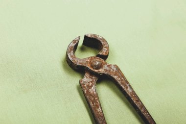 Bir çift paslı meme ucu.