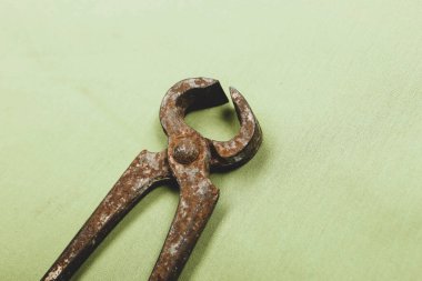 Bir çift paslı meme ucu.