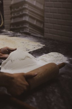 Türk pizzası ya da lahmacun yapmak - Akdeniz ülkelerinde fast food ve popüler sokak yemekleri. Hamur, kıyma ve sebze karışımı Türk pidesini pişirmek için..