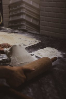 Türk pizzası ya da lahmacun yapmak - Akdeniz ülkelerinde fast food ve popüler sokak yemekleri. Hamur, kıyma ve sebze karışımı Türk pidesini pişirmek için..