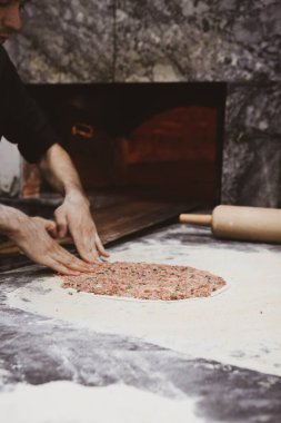 Türk pizzası ya da lahmacun yapmak - Akdeniz ülkelerinde fast food ve popüler sokak yemekleri. Hamur, kıyma ve sebze karışımı Türk pidesini pişirmek için..