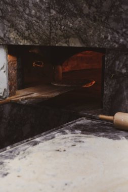 Türk pizzası ya da lahmacun yapmak - Akdeniz ülkelerinde fast food ve popüler sokak yemekleri. Hamur, kıyma ve sebze karışımı Türk pidesini pişirmek için..