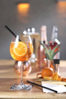 Lokantadaki masada alkol kokteyli.