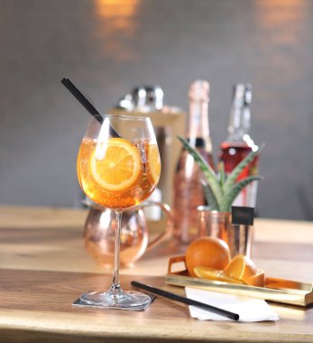 Lokantadaki masada alkol kokteyli.