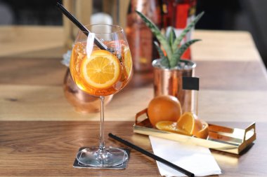 Lokantadaki masada alkol kokteyli.