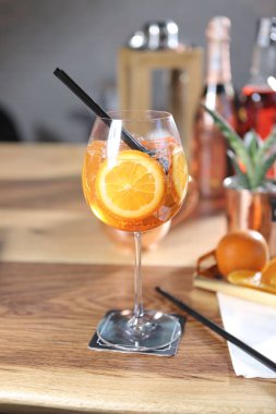 Lokantadaki masada alkol kokteyli.
