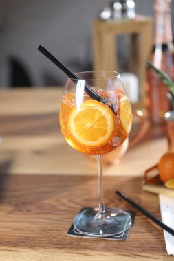 Lokantadaki masada alkol kokteyli.