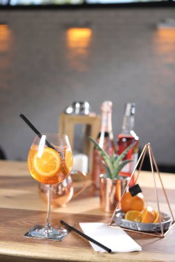 Lokantadaki masada alkol kokteyli.