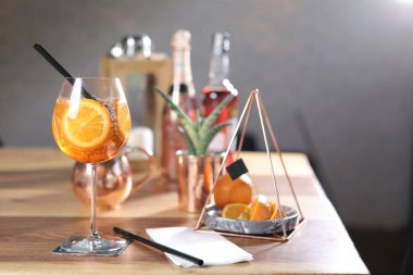 Lokantadaki masada alkol kokteyli.