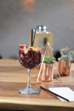 Lokantadaki masada alkol kokteyli.
