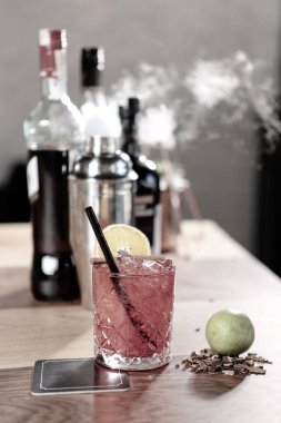 Lokantadaki masada alkol kokteyli.