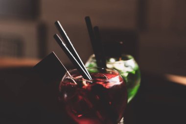 Lokantadaki masada alkol kokteyli.