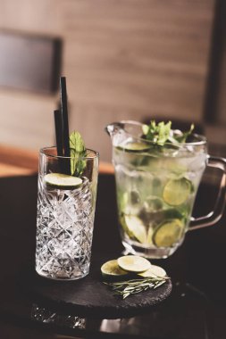 Lokantadaki masada alkol kokteyli.