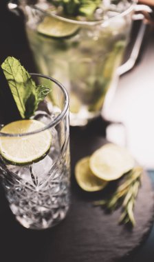 Lokantadaki masada alkol kokteyli.