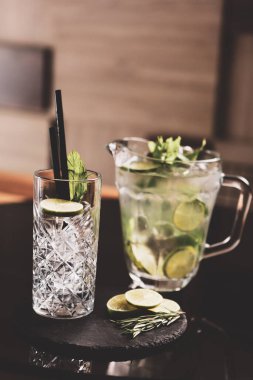 Lokantadaki masada alkol kokteyli.