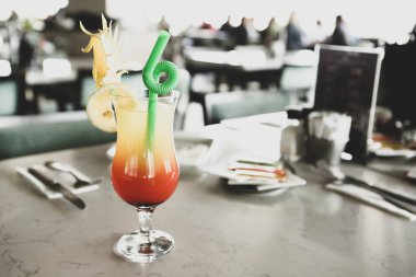 Lokantadaki masada alkol kokteyli.