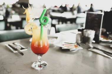 Lokantadaki masada alkol kokteyli.