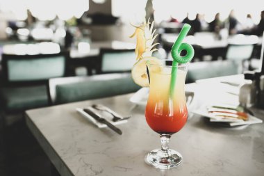 Lokantadaki masada alkol kokteyli.