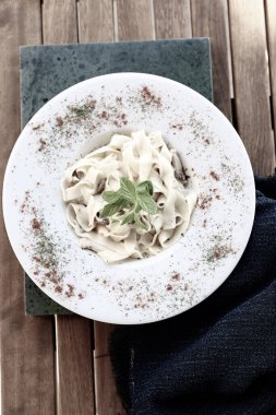 Lezzetli soslu lezzetli klasik İtalyan makarnası..