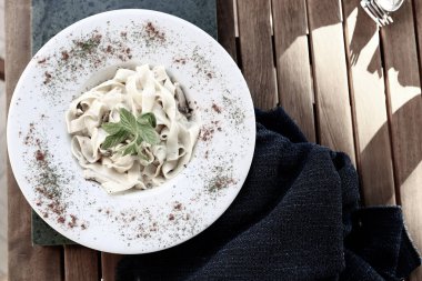 Lezzetli soslu lezzetli klasik İtalyan makarnası..