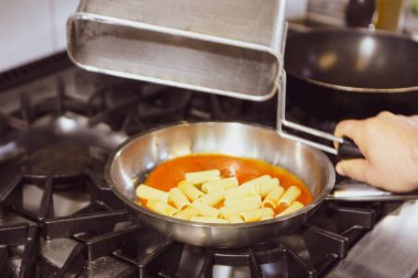 soba yangın pişirme makarna ile pota