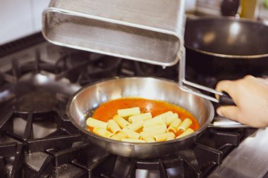 soba yangın pişirme makarna ile pota