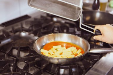 soba yangın pişirme makarna ile pota