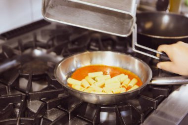 soba yangın pişirme makarna ile pota