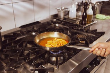 soba yangın pişirme makarna ile pota