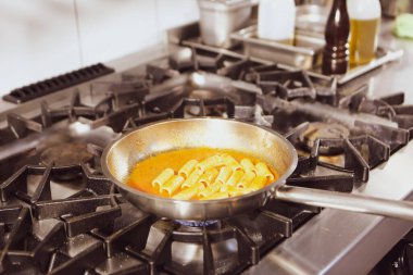 soba yangın pişirme makarna ile pota