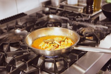 soba yangın pişirme makarna ile pota