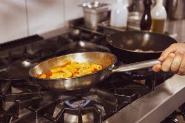 soba yangın pişirme makarna ile pota