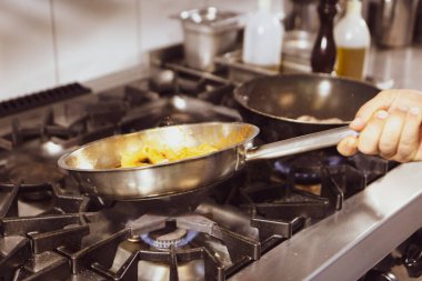 soba yangın pişirme makarna ile pota