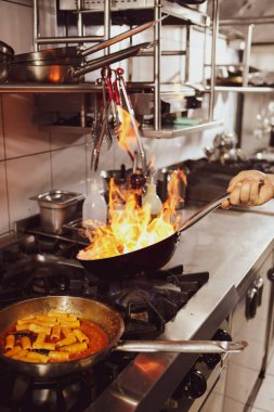 soba yangın pişirme makarna ile pota
