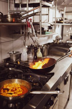 soba yangın pişirme makarna ile pota