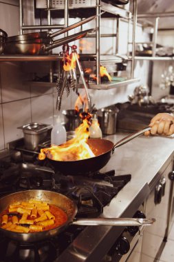 soba yangın pişirme makarna ile pota