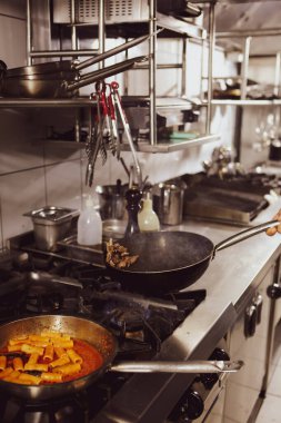soba yangın pişirme makarna ile pota