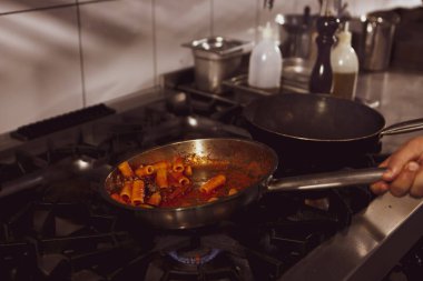 soba yangın pişirme makarna ile pota