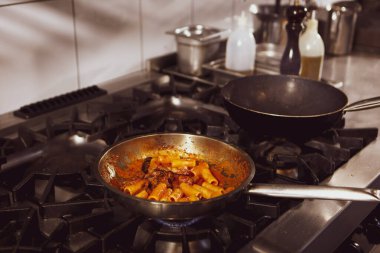 soba yangın pişirme makarna ile pota