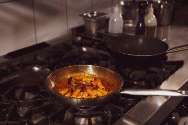 soba yangın pişirme makarna ile pota