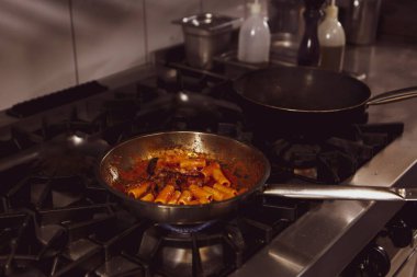 soba yangın pişirme makarna ile pota