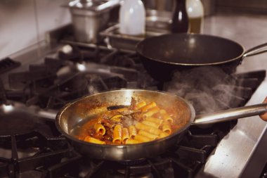 soba yangın pişirme makarna ile pota