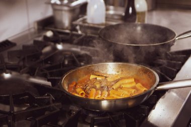 soba yangın pişirme makarna ile pota