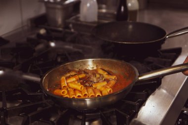 soba yangın pişirme makarna ile pota