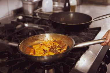 soba yangın pişirme makarna ile pota