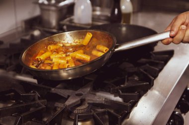 soba yangın pişirme makarna ile pota