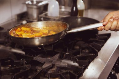 soba yangın pişirme makarna ile pota