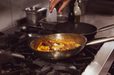 soba yangın pişirme makarna ile pota